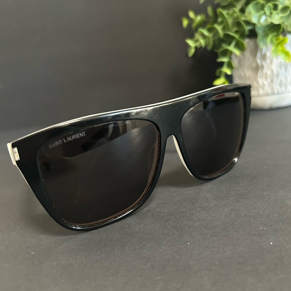 Saint Laurent Stylish Black Sunglasses - Picture 8 of 14